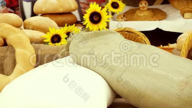 黑麦面包、面粉袋、柳条篮子和木桌上有向日葵的面包组成。 3840x2160